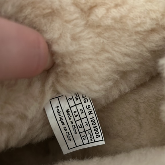 Ugg slippers. Brand new, never worn - Picture 4 of 5